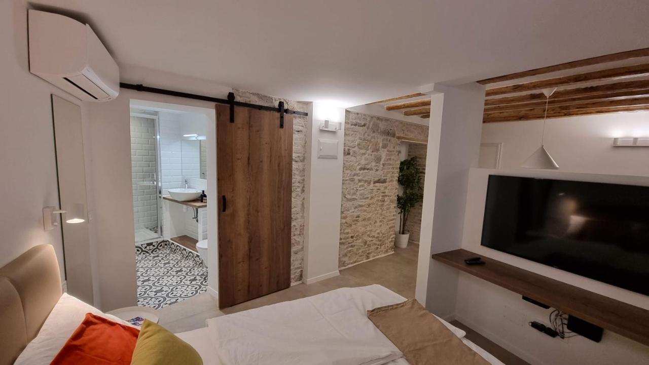 Vitelli Apartments And Rooms Split Exterior photo