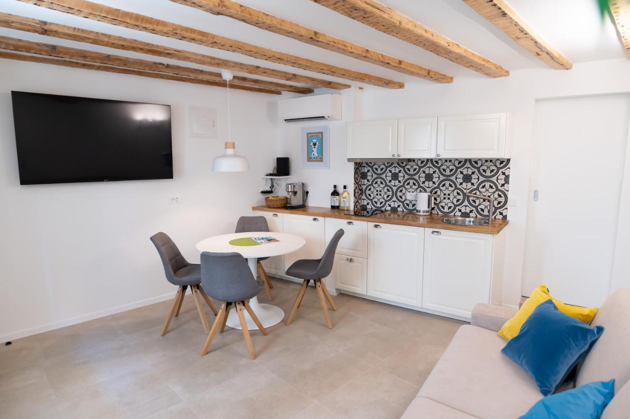 Vitelli Apartments And Rooms Split Exterior photo